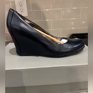 Kenneth Cole Reaction NWB Women's Did U Tell Navy Wedges